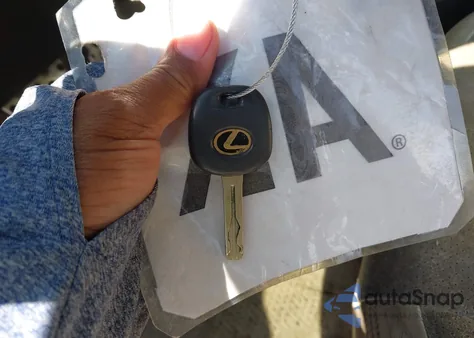 2001 Lexus Is 300 из США, поврежденный, VIN JTHBD182X10009474